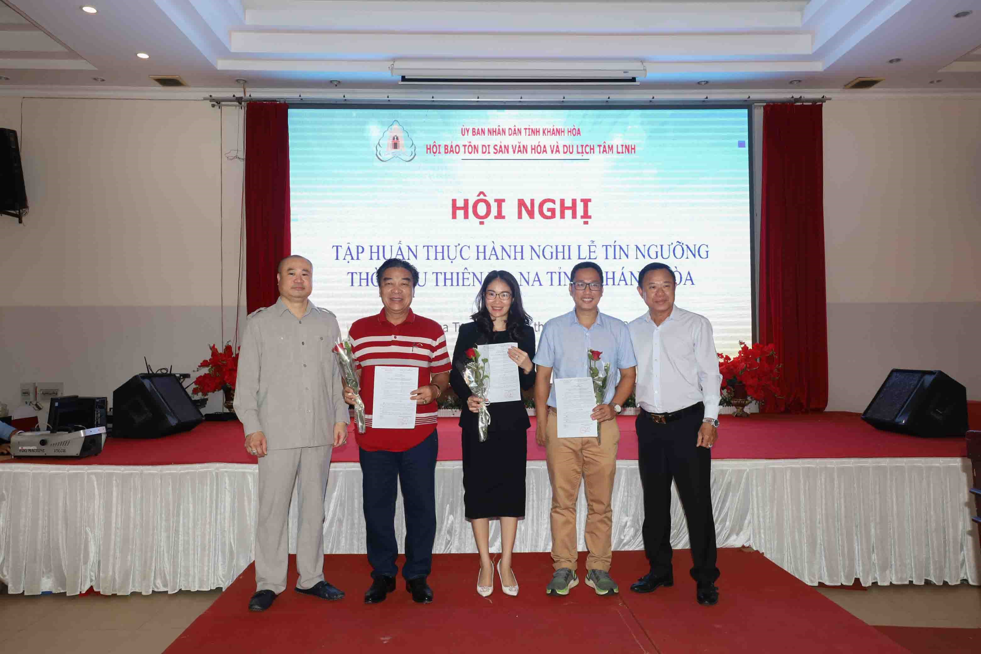dai-dien-hbtdsvh-va-du-lich-tam-linh-ket-nap-hoi-vien